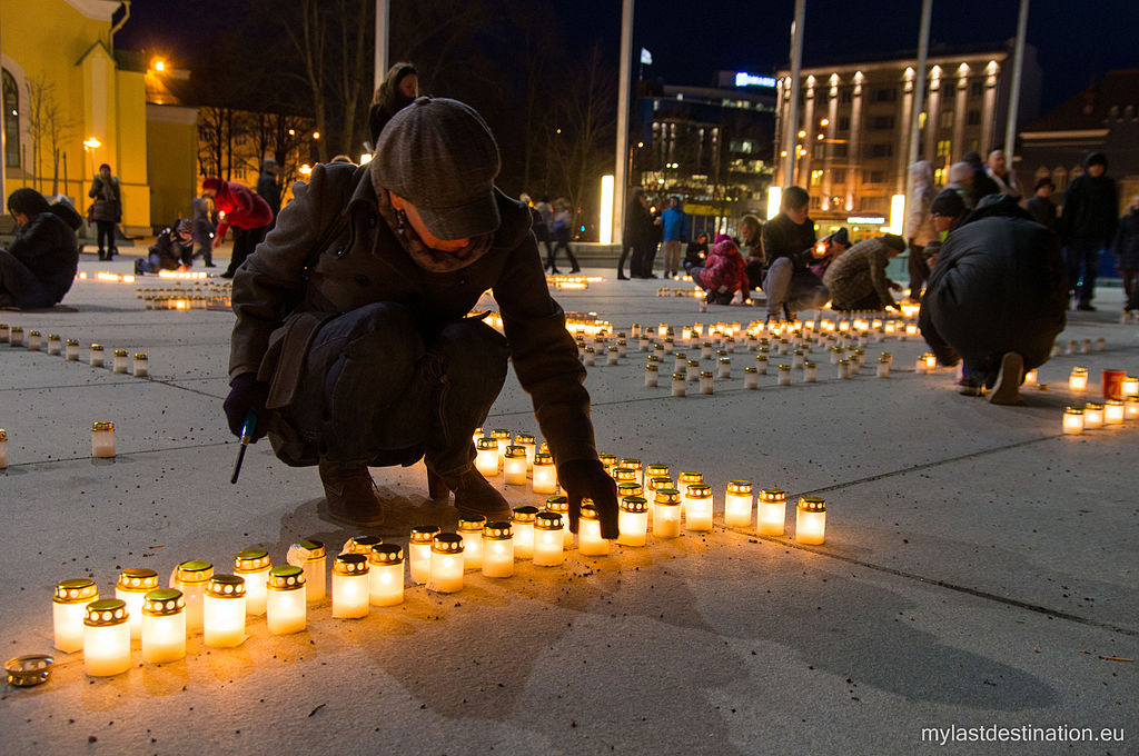 Placing_the_candles_to_commemorate_the_people_deported_in_March_1949_to_Siberia_(Tallinn,_Estonia,_2015)_(17920992440)