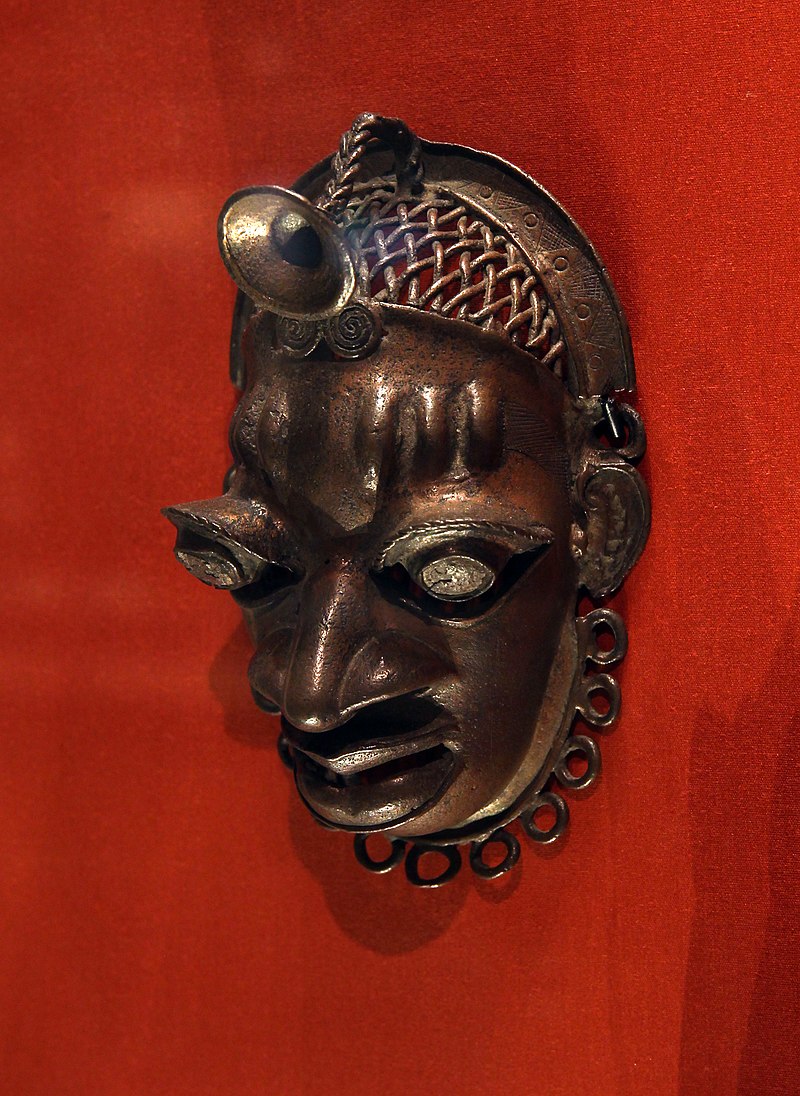 800px-British_Museum_Room_25_Costume_mask_Benin_16th_century_2_17022019_5143