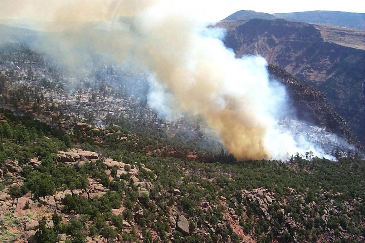 1280px-Ecklund_Complex_at_Dinosaur_National_Monument_-_Wildland_Fires,_September_2001_(4ae2b560-9de7-43fb-bb81-b3dcbcd0c3b1)