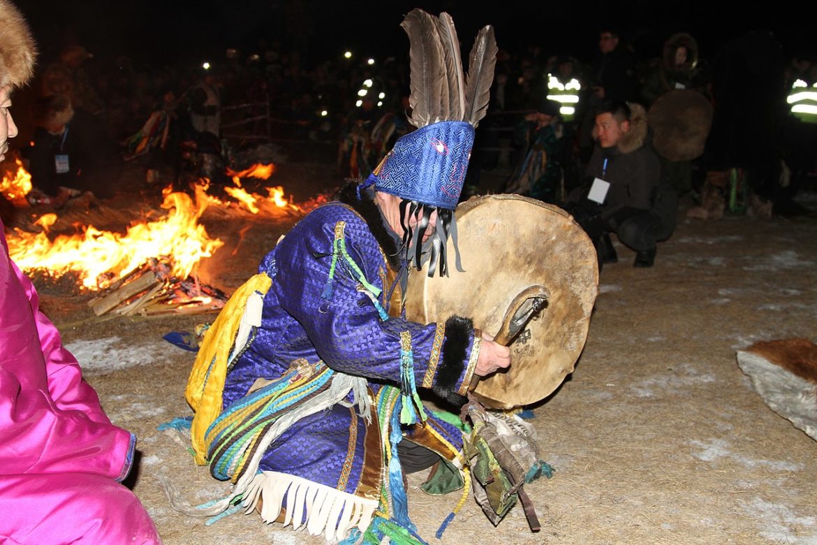 1280px-Mongolian_Shaman_performing_Fire_Ritual_Customs_to_worship_Khovgol_lake.