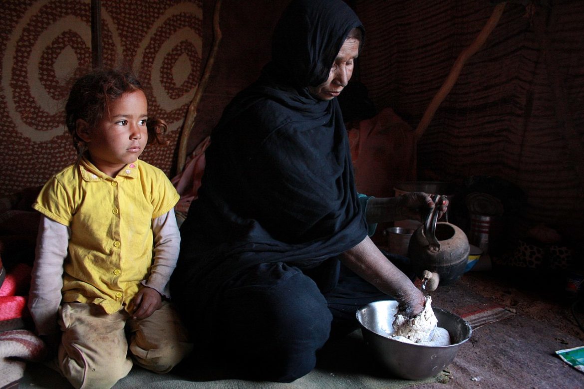 1280px-Saharawi_bread_ritual_01