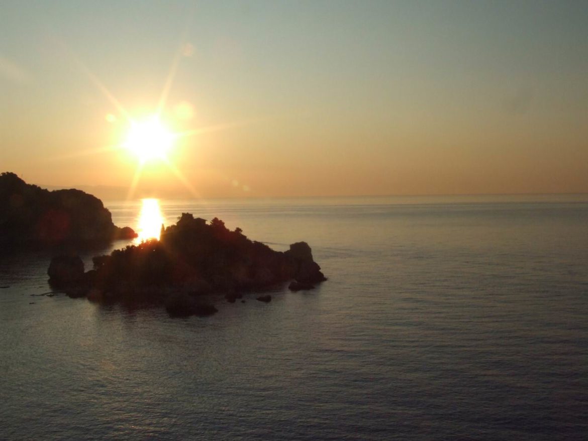 Dawn_Sunset-Isola_Bella-Taormina-Sicilia-Italy_-_Creative_Commons_by_gnuckx_(4277462200)