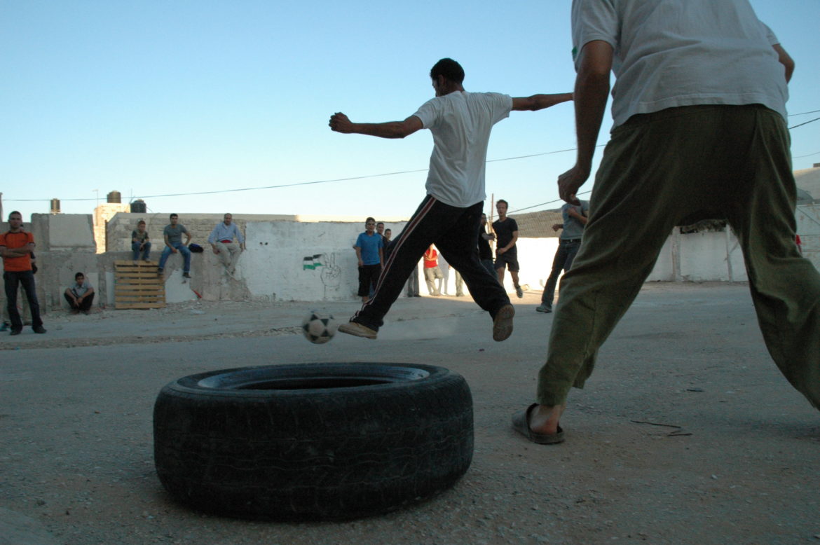 Palestinians_playing_football