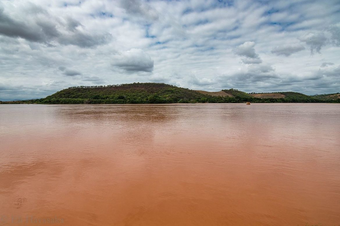 Águas_do_Rio_Doce_com_a_lama_da_barragem_da_Samarco,_Galileia_MG