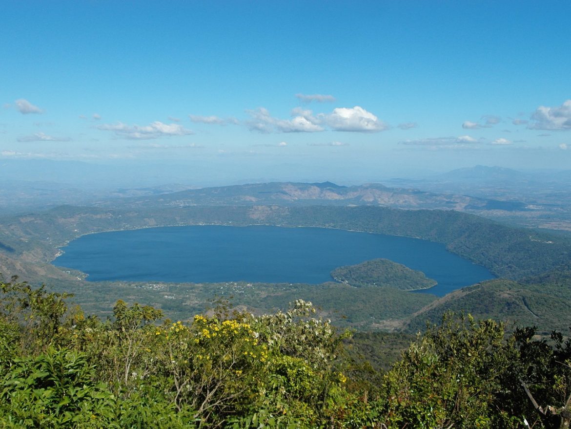 1280px-Coatepeque_Vista