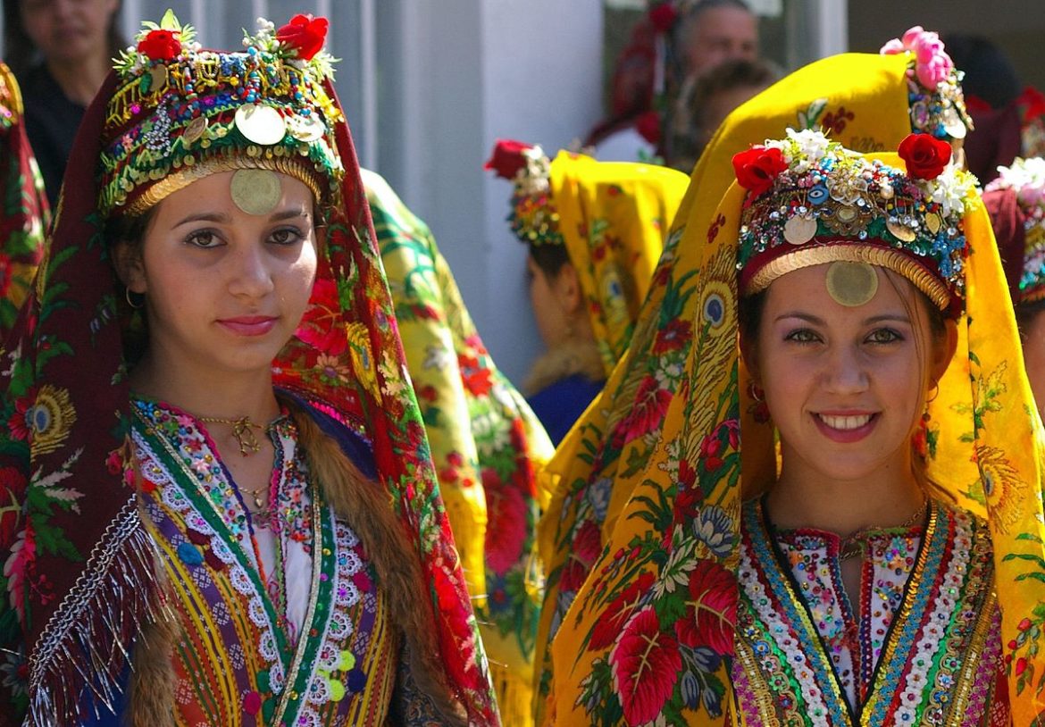 Young_dancers_in_Pirin,_June_2006